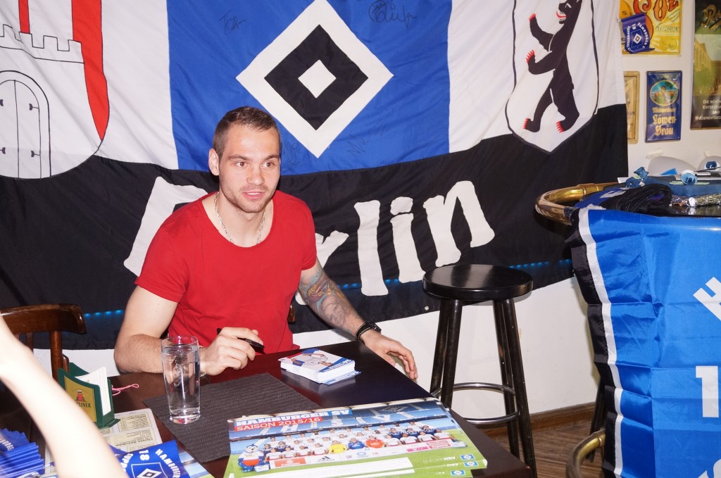 Pierre-Michel Lasogga beim Autogramme schreiben