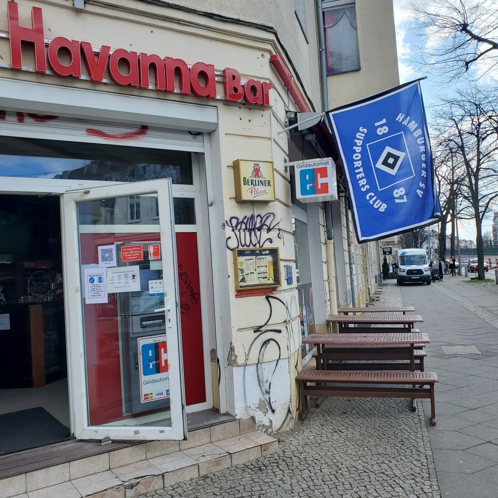 Eingangsbereich der Havanna Bar mit Fahne des Supporters Clubs