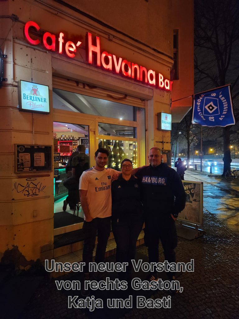 Sebastian, Katja und Gaston gemeinsam vor der Fankneipe Havanna